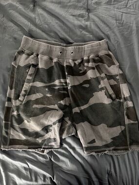 BETTER BODIES Men's Gray & Black Camo Athletic Shorts